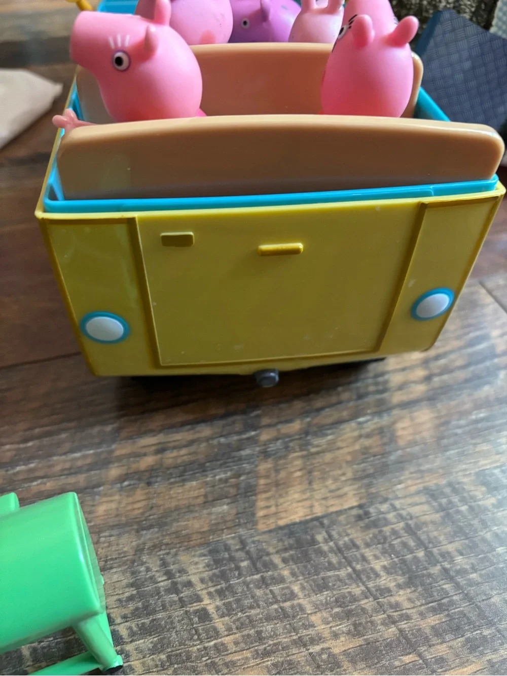 Peppa pig van + figures